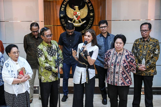 Mahfud MD bersama Tim Percepatan Reformasi Hukum. Foto: Hafidz Mubarak A/ANTARA FOTO