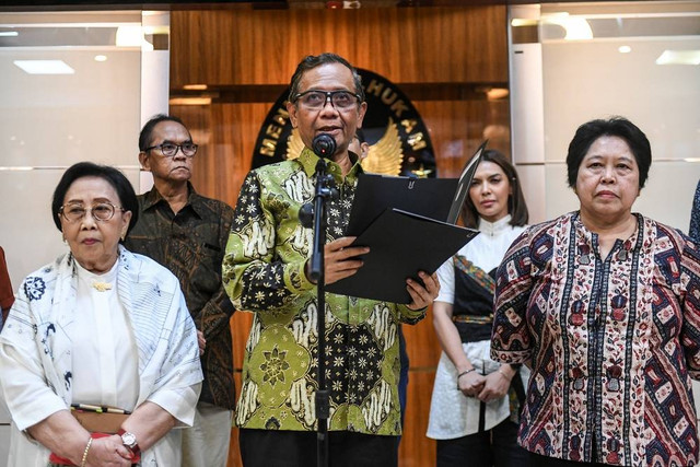 Mahfud MD bersama Tim Percepatan Reformasi Hukum. Foto: Hafidz Mubarak A/ANTARA FOTO