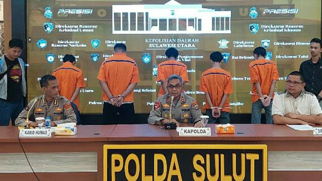 Kapolda Sulawesi Utara, Irjen Pol Setyo Budiyanto saat memberikan keterangan dalam jumpa pers terkait kasus prostitusi online di Kota Manado menggunakan aplikasi Michat.