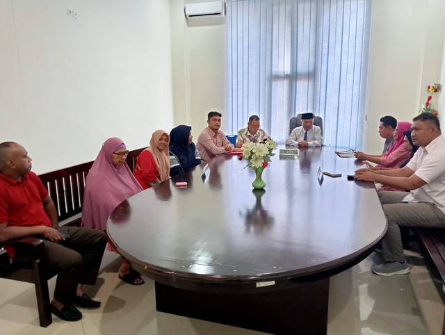 Tahap mediasi sekaligus pembayaran uang muka dari termohon ke pemohon eksekusi lahan di Kelurahan Maliaro, Ternate Tengah. Foto: Istimewa