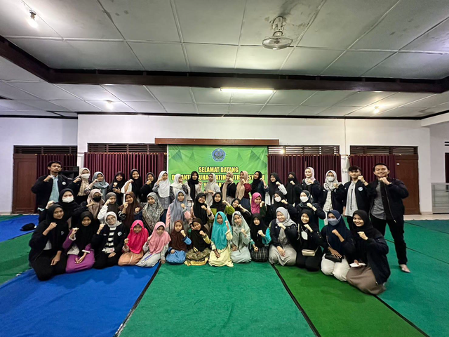 Foto bersama panitia DENMER Berbagi dengan anak-anak Panti Asuhan Yatim Putri Aisyiyah
