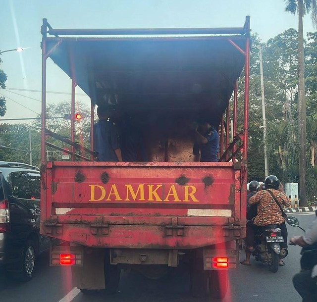 Petugas gunakan Mobil Logistik, RSUD Tangerang untuk Rujuk Fajri, Pria Obesitas Berbobot Hampir 300 Kilogram ke RSCM. Foto: Dok. Istimewa