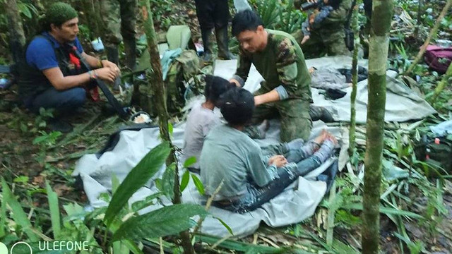 Tentara Kolombia membagikan sebuah foto yang menunjukkan anak-anak selamat berada di dalam hutan.