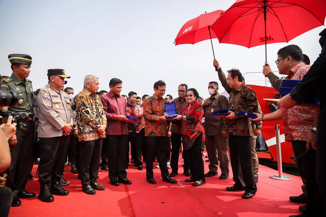 ketua umum PDIP, Megawati Soekarnoputri meresmikan kapal rumah sakit terapung yang diberi nama Laksamana Malahayati di Kade Inggom, Pelabuhan Tanjung Priok, Jakarta, Sabtu (10/6/2023). Foto: Jamal Ramadhan/kumparan
