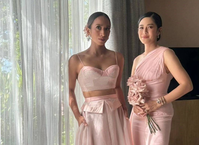 Dian Sastro jadi bridesmaid pernikahan Adinia Wirasti di Sofitel Bali Nusa Dua, Jumat (9/6/2023). Foto: Instagram/@therealdisastr
