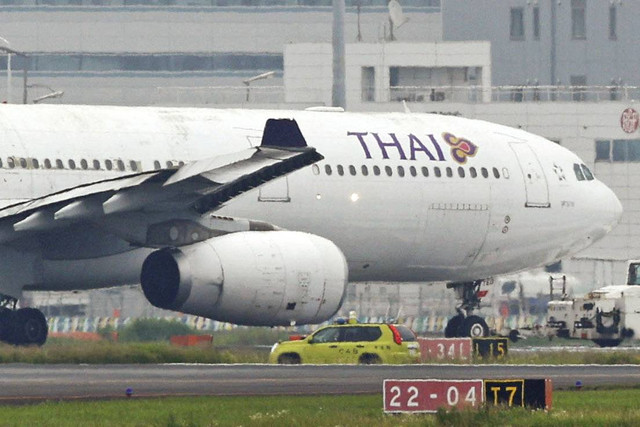 Sebuah pesawat Thai Airways terlihat setelah melakukan kontak dengan pesawat Eva Air di Bandara Haneda, di Tokyo, Jepang, Sabtu (10/6/2023). Foto: Kyodo/via REUTERS