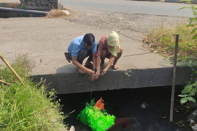 Mayat laki-laki dalam kondisi tidak utuh ditemukan di selokan pos polisi dekat flyover Trosobo, Taman, Sidoarjo pada Sabtu (10/6/2023). Foto: Dok. Istimewa