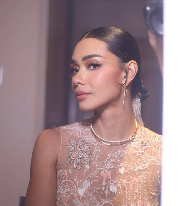 Penampilan anggun Adinia Wirasti di pernikahannya dengan Michael Wahr, Jumat (9/6/2023) di Sofitel Bali Nusa Duna. Foto: Instagram/vinnagracia