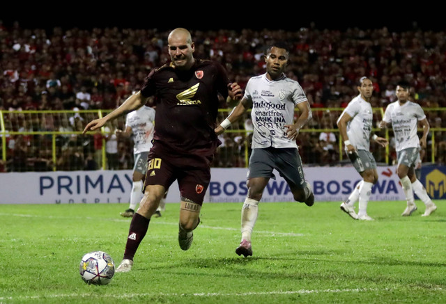 Pemain PSM Makassar Wiljan Pluim (kiri) beraksi dengan pemain Bali United Ardi Idrus saat pertandingan penentuan wakil Indonesia pada Liga Champions Asia 2023/2024 di Stadion Gelora BJ Habibie, Pare-Pare, Sulawesi Selatan, Sabtu (10/6/2023). Foto: ANTARA FOTO/HO/PSM/ABHE
