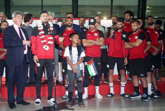 Kapten Timnas Palestina Rami Hamadeh (kedua kiri) didampingi Duta Besar Palestina untuk Indonesia Zuhair Al-Shun (kiri) memberikan sambutan setibanya di Terminal 3 Bandara Soekarno Hatta, Tangerang, Banten, Sabtu (10/6/2023). Foto: Muhammad Iqbal/Antara Foto