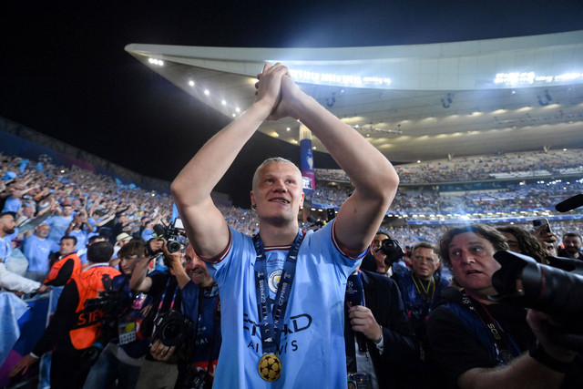 Erling Haaland merayakan juara Liga Champions usai Manchester City kalahkan Inter Milan dalam laga finall di Ataturk Olympic Stadium, Turki, Minggu (11/6/2023) dini hari WIB. Foto: FRANCK FIFE / AFP
