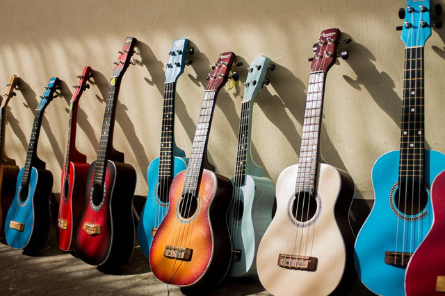 Ilustrasi tips membeli gitar untuk pemula. Sumber: Nothing Ahead/pexels.com