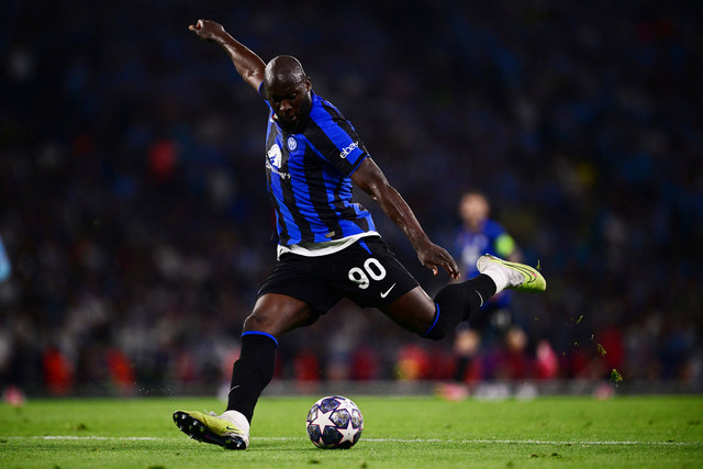 Romelu Lukaku membela Inter Milan melawan Manchester City dalam laga final Liga Champions 2022/23 di Ataturk Olympic Stadium, Istanbul, Turki, Minggu (11/6/2023) dini hari WIB. Foto: Marco BERTORELLO / AFP