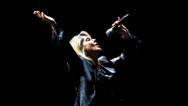 Penyanyi Inggris-Australia Olivia Newton-John tampil di Festival Lagu Internasional Vina del Mar ke-58 di Vina del Mar, Chile, pada 23 Februari 2017. Foto: Paul Plaza/AFP.