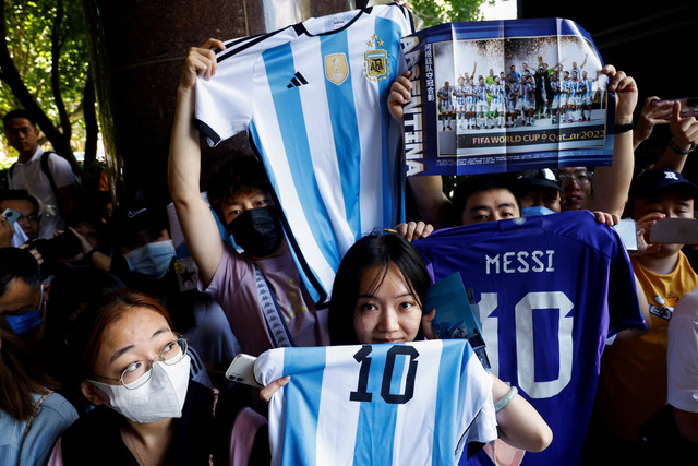 Penggemar menunggu kedatangan Lionel Messi di sebuah hotel di Beijing, China, pada 10 Juni 2023. Foto: REUTERS/Thomas Peter