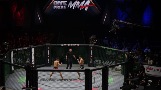 Pertandingan MMA antara fighter Rama Supandhi dari Indonesia melawan Govind Singh dari India dalam One Pride 69 Jogja Istimewa, Sabtu (10/6), Fiti: Widi RH Pradana
