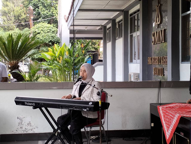 Putri Ariani saat bawakan lagu di Sekolah Menengah Musik (SMM) Bantul, Yogyakarta. Foto: Maria Wulan/Tugu Jogja