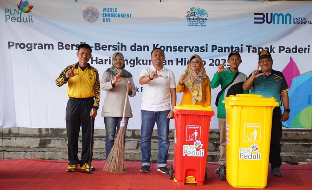 Program bersih-bersih dan konservasi pantai tapak paderi hari lingkungan hidup sedunia 2023. Foto: Ist