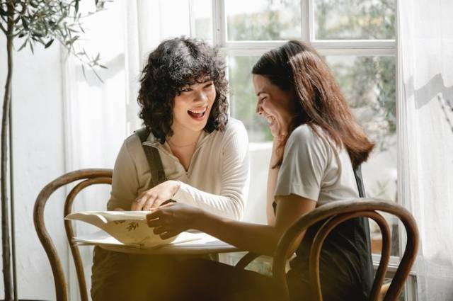 Ilustrasi cara memulai deep talk, sumber foto: Gary Barnes by pexels.com