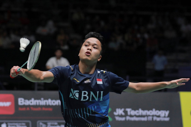 Pebulu tangkis tunggal putra Indonesia Anthony Sinisuka Ginting mengembalikan kok ke arah lawannya pebulu tangkis tunggal putra Denmark Anders Antonsen dalam final Singapore Open 2023 di Singapore Indoor Stadium, Minggu (11/6/2023). Foto: Humas PBSI/Antara Foto