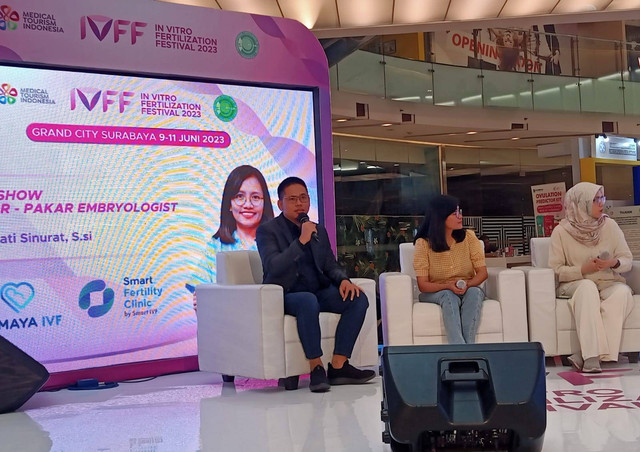 dr. Fachry Achmad Prodjokusumo, MPH. Komisaris PT SFI, sekaligus CEO Smart IVF. (kemeja hitam), dalam talkshow di acara In Vitro Fertilization Festival (IVFF) 2023 yang digelar di Grand City Surabaya, Minggu (11/6). Foto: Masruroh/Basra