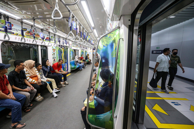 Sejumlah penumpang tidak menggunakan masker saat di dalam kereta MRT di Stasiun Bundaran HI, Jakarta, Minggu (11/6/2023). Foto: Asprilla Dwi Adha/Antara Foto