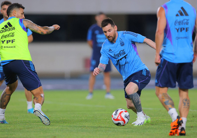 Pemain Timnas Argentina, Lionel Messi (tengah), berlatih di Beijing Olympic Stadium, pada 11 Juni 2023, jelang laga FIFA Matchday. Foto: AFA/Handout via REUTERS