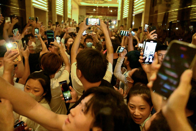Penggemar memenuhi hotel tempat Timnas Argentina menginap di China pada 10 Juni 2023. Foto: Pedro PARDO / AFP
