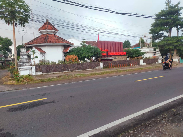 kantor desa Yosomulyo yang berada di Jl Jember-banyuwangi
