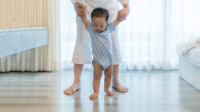 Ilustrasi Bayi Belajar Jalan. Foto: Travelpixs/Shutterstock