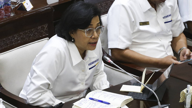 Menteri Keuangan Sri Mulyani Indrawati memberikan paparan saat rapat kerja bersama Komisi XI DPR di Kompleks Parlemen, Senayan, Jakarta, Senin (12/6/2023). Foto: ANTARA FOTO/Rivan Awal Lingga