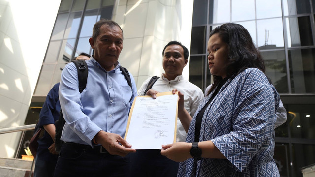 Komisioner KPK 2015-2019 Saut Situmorang didampingi Peneliti Indonesia Corruption Watch (ICW) Kurnia Ramadhana usai memberikan berkas uji materi Peraturan Komisi Pemilihan Umum Nomor 10 dan 11 ke Mahkamah Agung, Jakarta, Senin (12/6/2023).  Foto: Dicky Adam Sidiq/kumparan