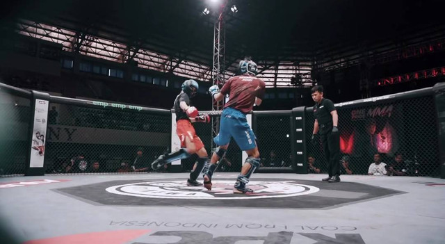 Pertarungan fighter MMA dalam Jogja Gelut Day #2 2023 di GOR UNY, Jumat (9/6). Foto: Dok. Jogja Gelut Day