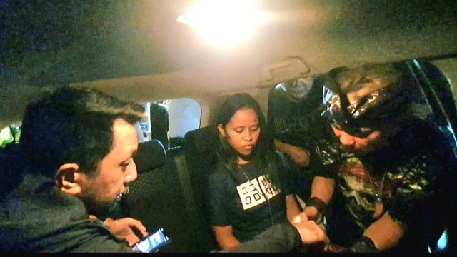 Seorang pembantu rumah tangga (tengah) ditangkap polisi karena mencuri barang berharga majikannya.  Foto: Dok. Istimewa