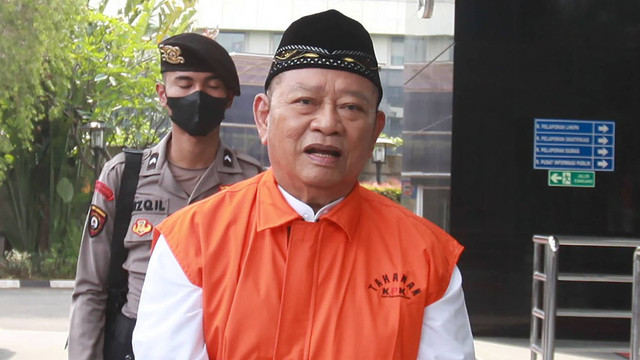 Tersangka kasus dugaan penerimaan gratifikasi Saiful Ilah berjalan menuju Gedung Merah Putih KPK di Jakarta, Senin (12/6/2023). Foto: Reno Esnir/ANTARA FOTO