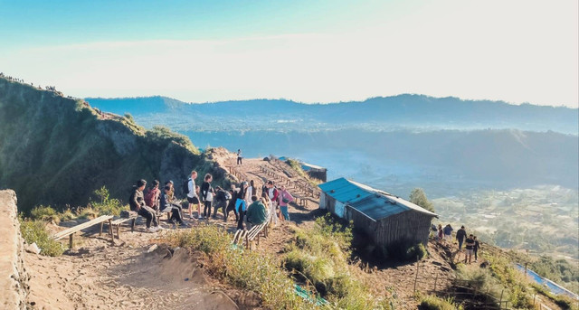 Sejumlah WNA berada di puncak Gunung Batur, Kecamatan Kintamani, Kabupaten Bangli, Bali, Sabtu (10/6). Foto: Denita BR Matondang/kumparan