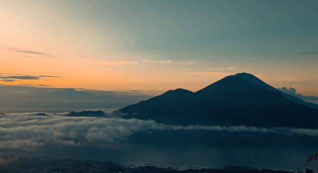 Pemandangan dari puncak Gunung Batur, Kecamatan Kintamani, Kabupaten Bangli, Bali, Sabtu (10/6). Foto: Denita BR Matondang/kumparan
