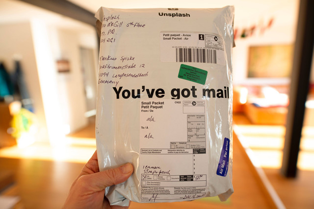 Ilustrasi Sebutan untuk Informasi Pengiriman yang Menempel pada Barang di Perusahaan Logistik. Foto: dok. Markus Spiske (Unsplash)