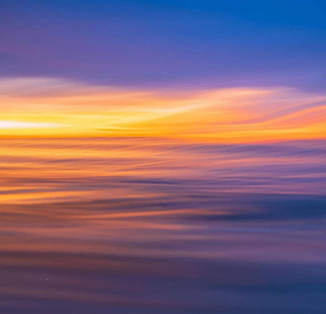 Ilustrasi Drawing of bright sea sunset sunrise. Sumber: Shutterstock.com
