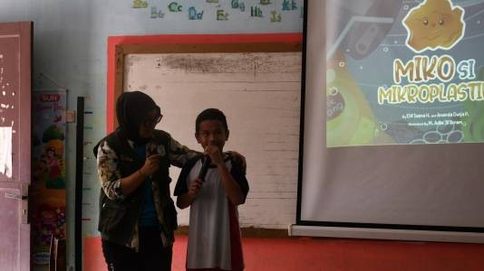 Mahasiswa IPB Mengenalkan Mikroplastik kepada Murid SDN Cibitung Kulon 01