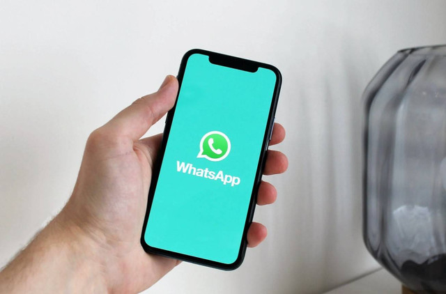 Ilustrasi cara pengaduan PLN lewat WhatsApp. Sumber: Pexels