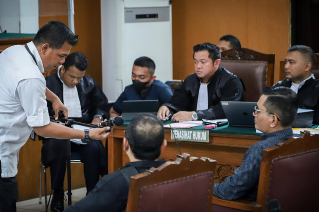 Ayah David Ozora, Jonathan Latumahina (kiri), tiba untuk menjadi saksi dalam sidang Mario Dandy dan Shane Lukas, di Pengadilan Negeri Jakarta Selatan, Selasa (13/6/2023). Foto: Jamal Ramadhan/kumparan