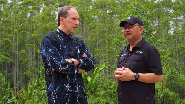 Kepala Otorita Ibu Kota Nusantara (OIKN) Bambang Susantono dan Duta Besar Prancis untuk Indonesia Fabien Penone mengunjungi kawasan Ibu Kota Nusantara (IKN), Senin (12/6/2023). Foto: OIKN
