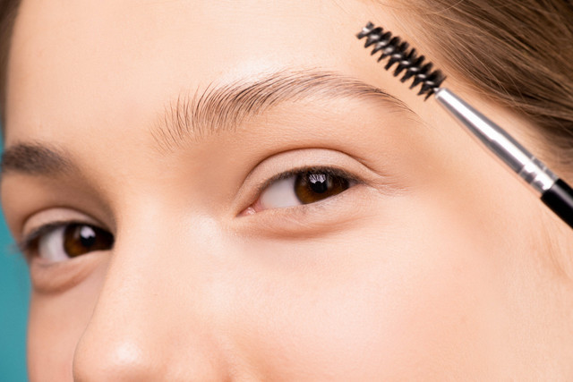 Cara Menebalkan Alis Secara Alami. Foto: Pexels/Shiny Diamond