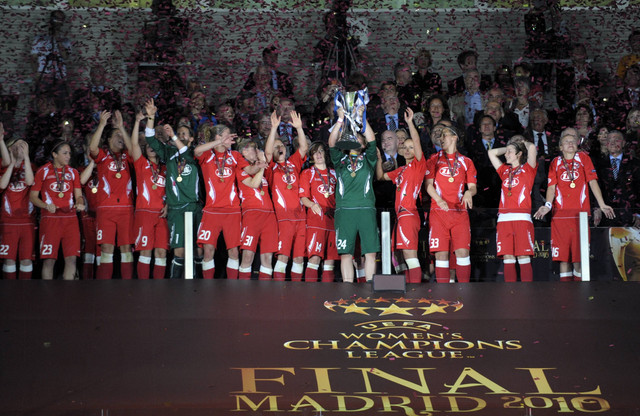 Pemain sepak bola wanitra FFC Turbine Potsdam merayakan kemenangan di Final Liga Champions wanita UEFA mereka melawan Olympique Lyonnais di Coliseum Alfonso Perez pada 20 Mei 2010 di Getafe. Foto: Javier Soriano/AFP