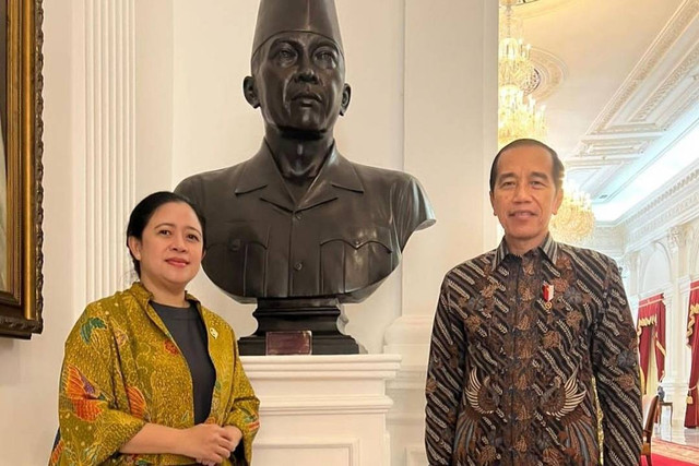Presiden Jokowi bersama Ketua DPR RI Puan Maharani berfoto di depan patung Menyempatkan berfoto di depan patung dada Presiden pertama RI Ir. Sukarno. Foto: Instagram/@puanmaharaniri