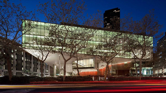 Salah satu sisi gedung The Juilliard School di New York. Foto: Dok. Tripadvisor