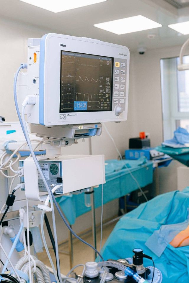 https://www.pexels.com/id-id/foto/peralatan-medis-di-ruang-operasi-3844581/