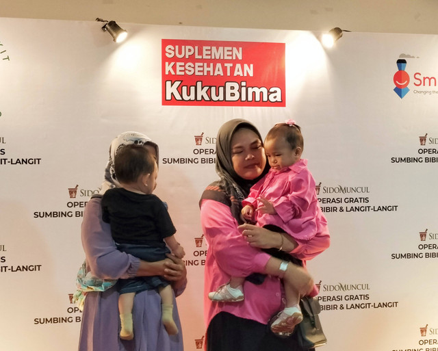  PT Industri Jamu Dan Farmasi Sido Muncul TBK melalui produk unggulannya, suplemen kesehatan KukuBima, kembali menggelar bantuan operasi bibir sumbing gratis untuk bayi dan anak-anak di Rumah Sakit Hermina Podomoro, Sunter, Jakarta Utara, Selasa (13/6). Foto: kumparan