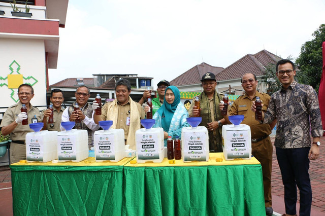 Kegiatan simbolis penuangan minyak jelantah ke dalam tong sedekah